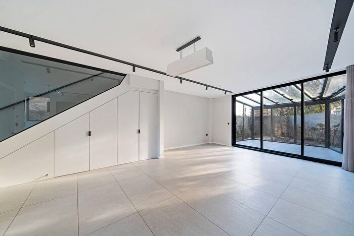 5 Bedroom Semi-Detached House To Rent In The Vale, Golders Green, London, NW11