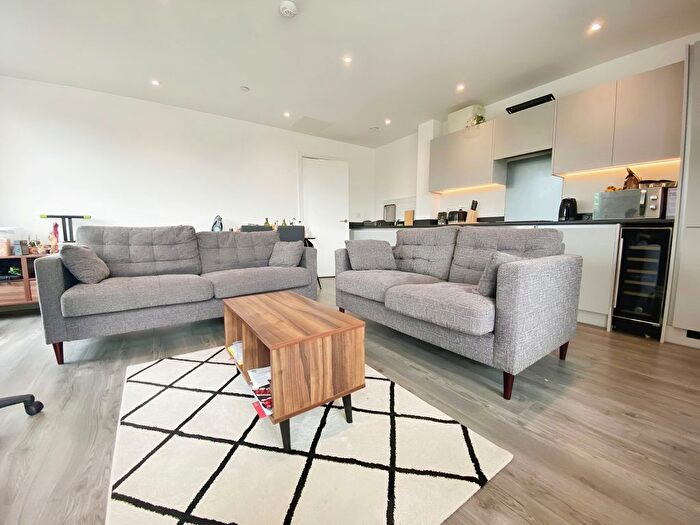 3 Bedroom Flat To Rent In Willow Road, Leeds, LS4