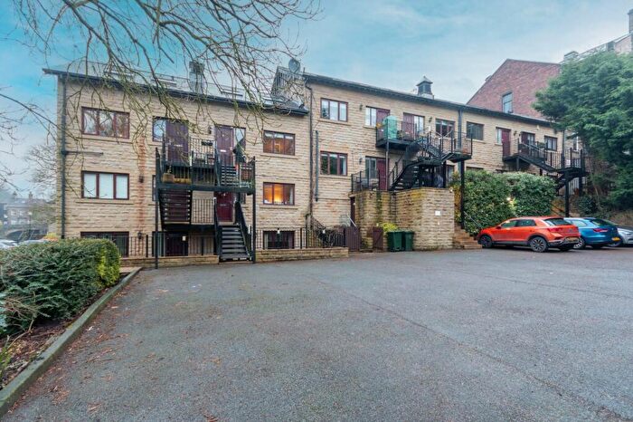 1 Bedroom Flat For Sale In Ferrand Lane, Bingley, West Yorkshire, BD16