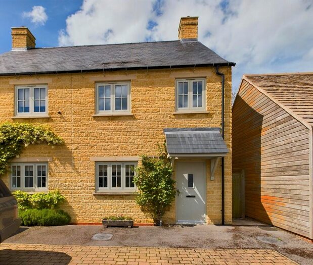 2 Bedroom Semi-Detached House For Sale In Swailbrook Place, Chipping Norton, OX7