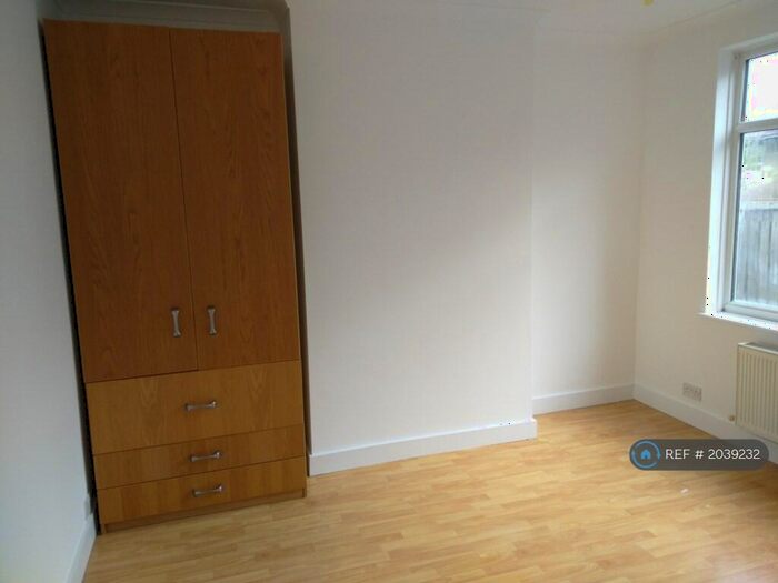 2 Bedroom Flat To Rent In Woodleigh Avenue, London, N12