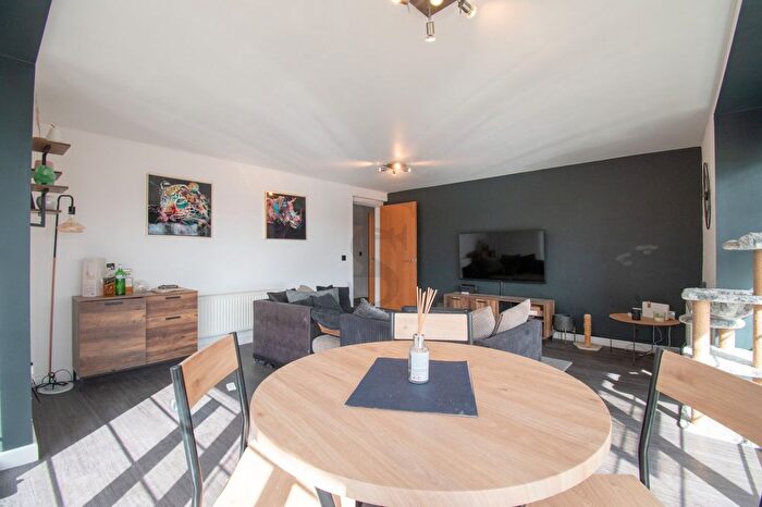 3 Bedroom Flat For Sale In Larchmont Road, Leicester, LE4