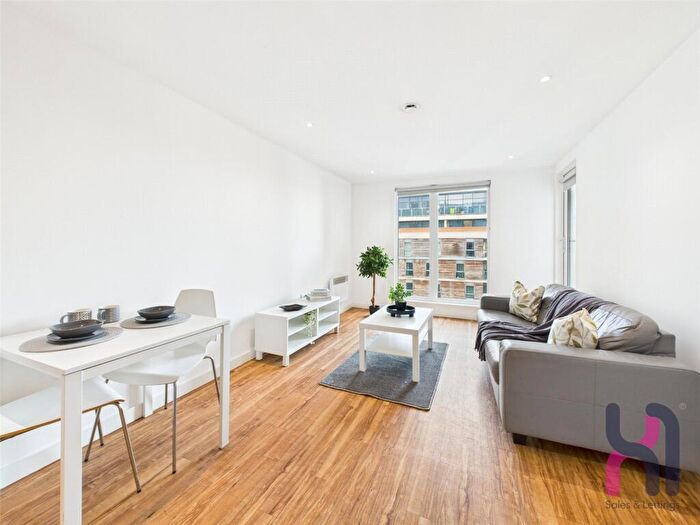 2 Bedroom Flat To Rent In The Exchange, Elmira Way, Salford Quays, M5