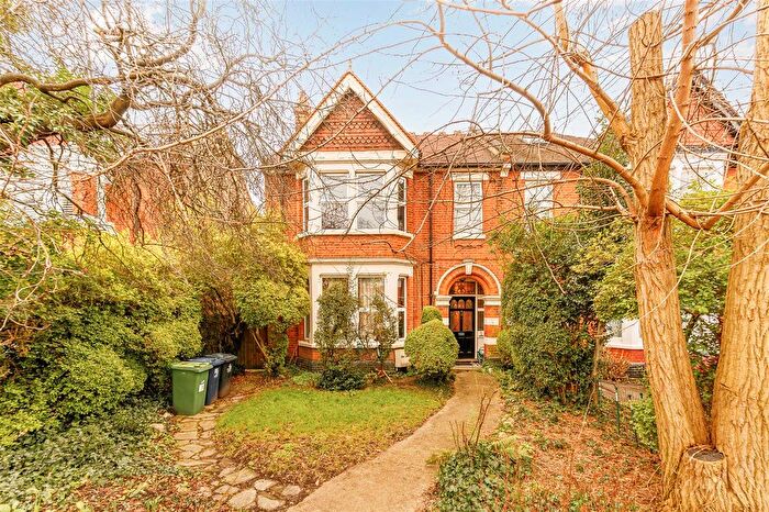 4 Bedroom Flat To Rent In Twyford Avenue, London, W3