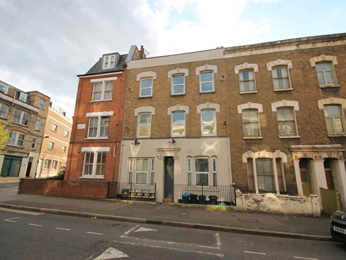3 Bedroom Flat To Rent In Chatsworth Road, Hackney, London, E5