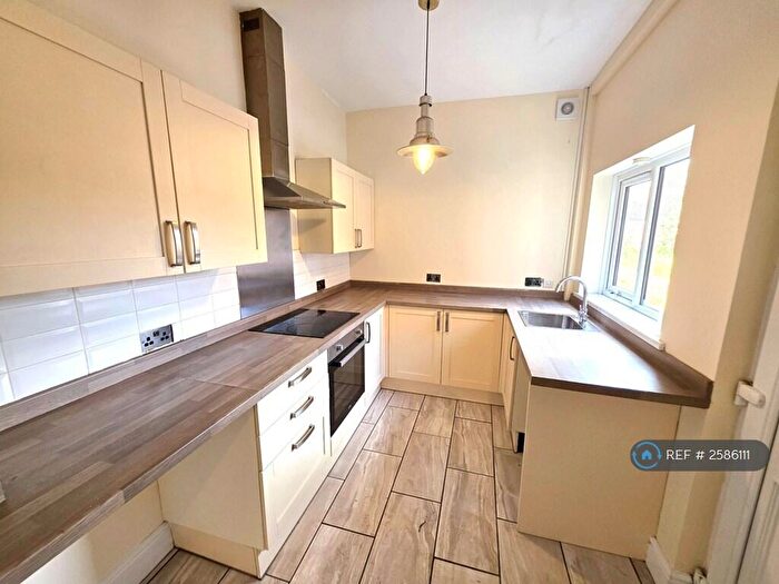 3 Bedroom Semi-Detached House To Rent In South St, Rotherham, S62