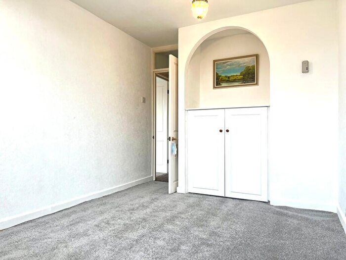 2 Bedroom Flat To Rent In Cornwall Road, Hatch End, HA5