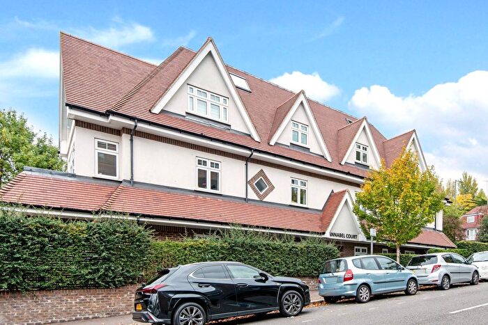 2 Bedroom Flat For Sale In Hodford Road, Golders Green, London, NW11