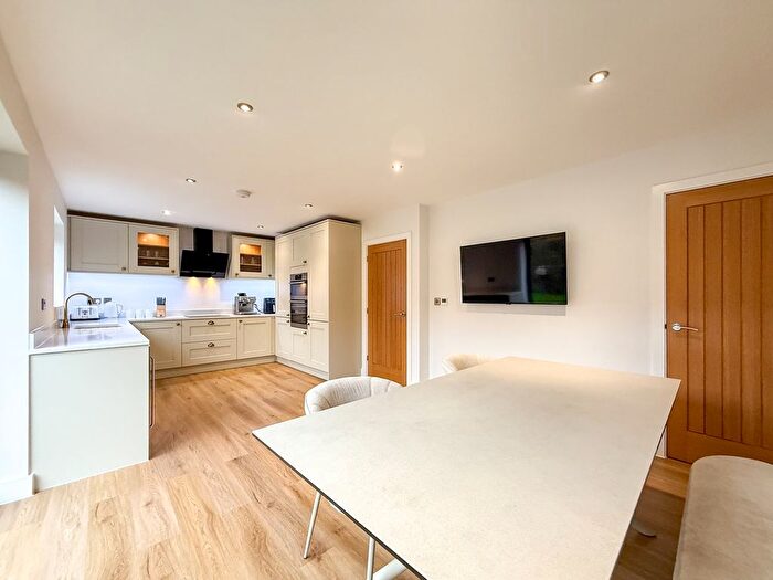 4 Bedroom Detached House For Sale In Summer View, Holmfirth, HD9