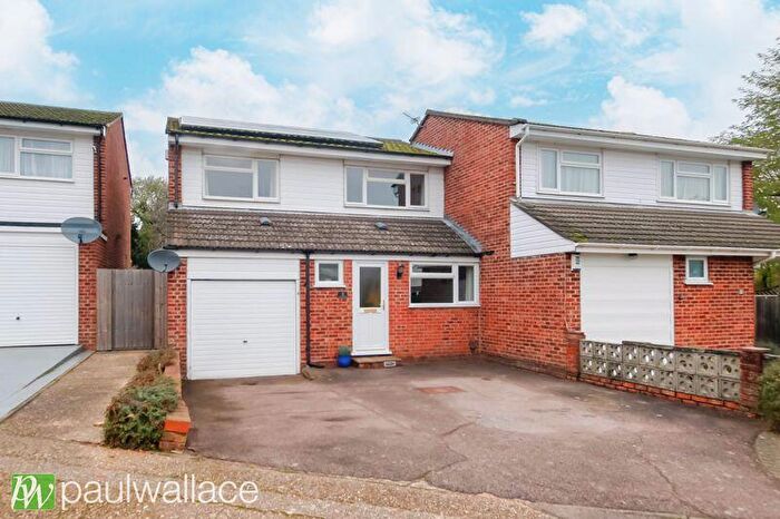 4 Bedroom Semi Detached House For Sale In Charlton Close, Hoddesdon, EN11