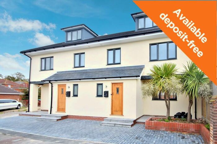 4 Bedroom Semi-Detached House To Rent In Deposit Alternative Available Poole Road, Itchen, SO19