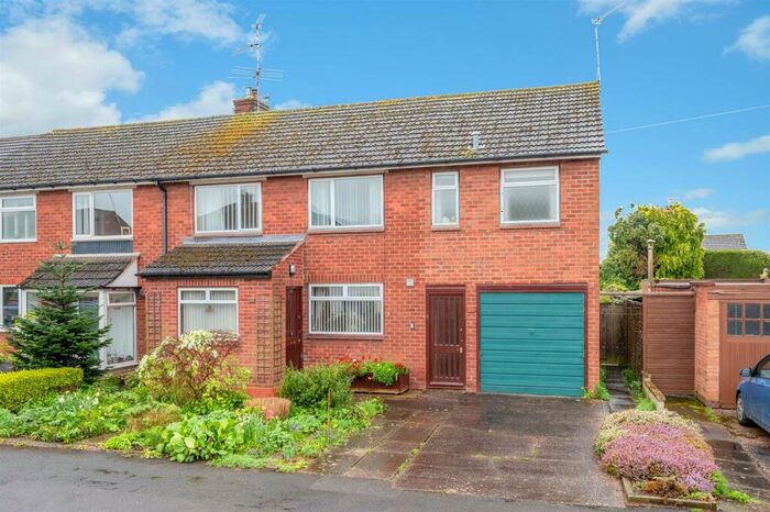 4 Bedroom Semi-Detached House For Sale In Throckmorton Road, Alcester, B49