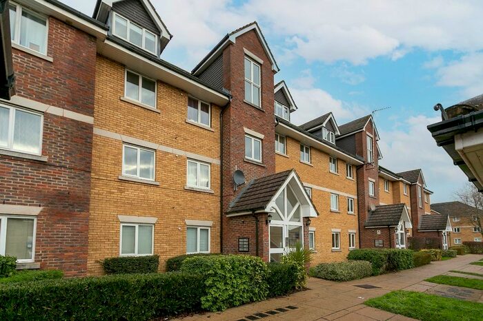 2 Bedroom Flat To Rent In Farthing Close, Watford, Hertfordshire, WD18