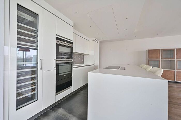 3 Bedroom Flat To Rent In Eastfields Avenue, Wandsworth, London, SW18