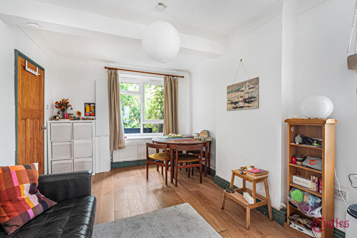 1 Bedroom Flat For Sale In Summersby Road, N6