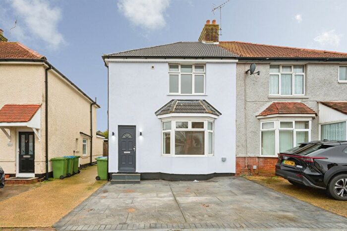3 Bedroom Semi Detached House For Sale In Hatley Road, Southampton, SO18