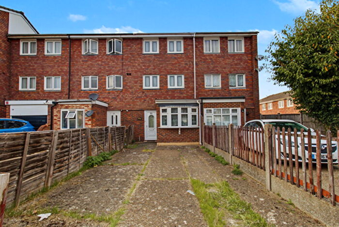 4 Bedroom Town House For Sale In Sevenoaks Close, Romford, RM3