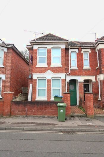 4 Bedroom House To Rent In Newcombe Road, SO15