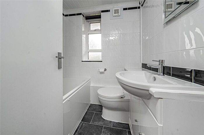 2 Bedroom Flat To Rent In Poplar Court, London, SW19