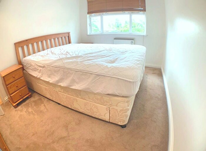 2 Bedroom Flat To Rent In Page Street, Mill Hill, London, NW7