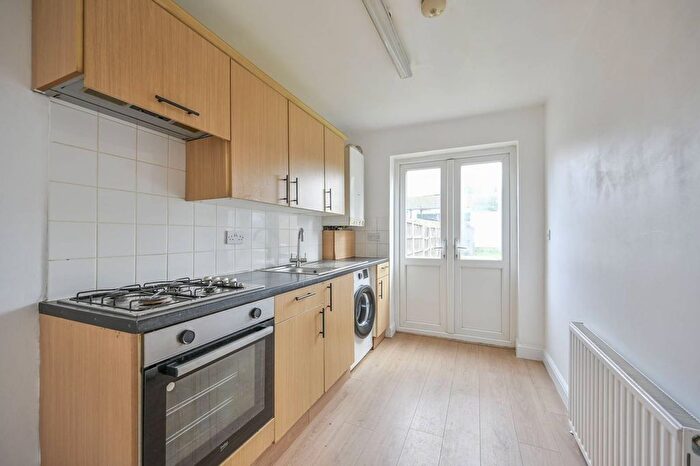 2 Bedroom Flat To Rent In Heron Close, Walthamstow, London, E17