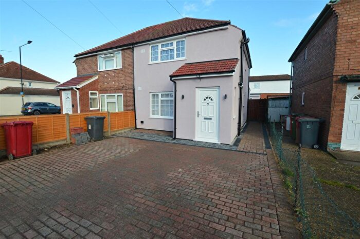 3 Bedroom Semi-Detached House To Rent In York Avenue, Slough, SL1