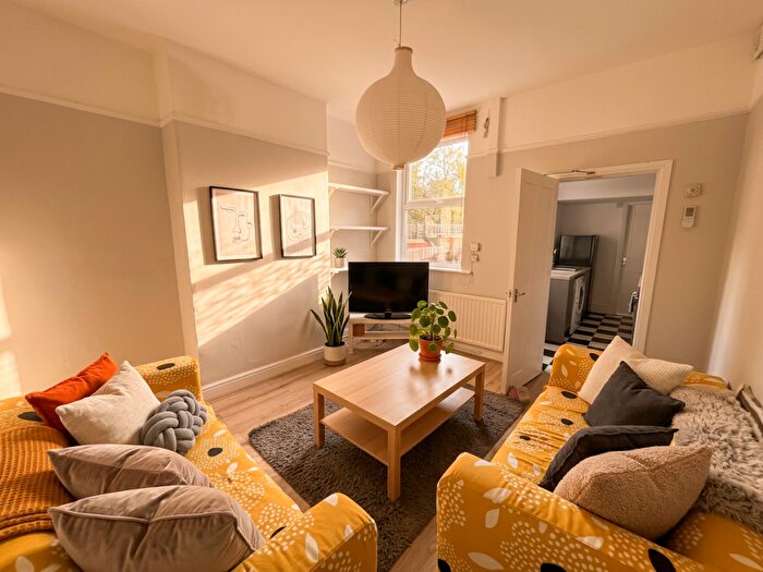 4 Bedroom House To Rent In Midland Avenue - Bed Ex Bills, Lenton, East Midlands, NG7