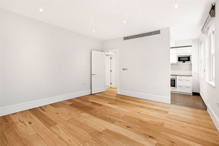 2 Bedroom Flat To Rent In Cavalry Square, London, SW3