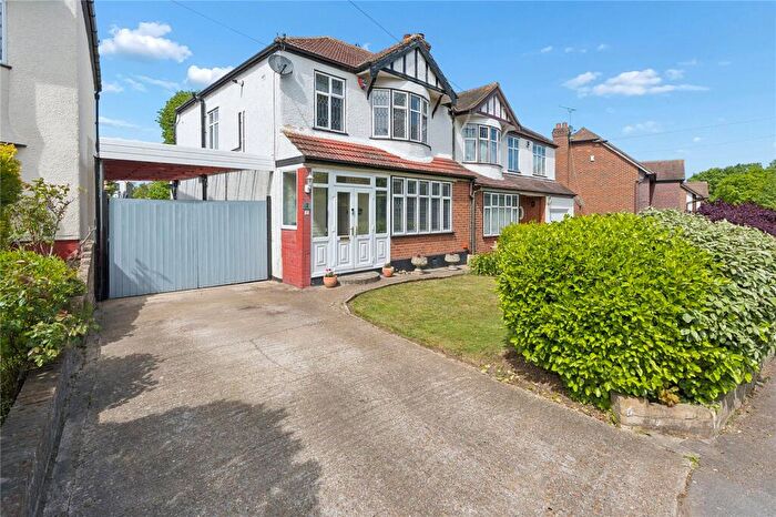 3 Bedroom Semi Detached House For Sale In Fairway, Bexleyheath, DA6