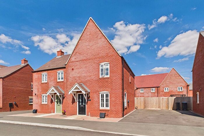 3 Bedroom Semi-Detached House For Sale In Lincoln Street, Towcester, NN12