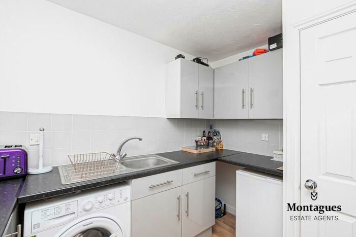 1 Bedroom Flat To Rent In Centre Drive, Epping, CM16