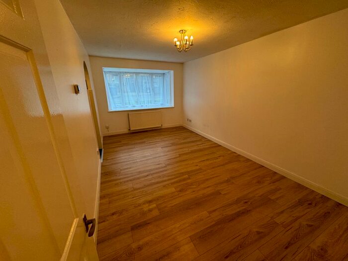 1 Bedroom Flat To Rent In Greenway Close, Friern Barnet, N11