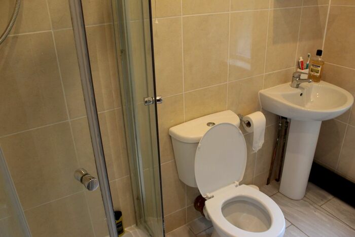 8 Bedroom Terraced House To Rent In Harlaxton Drive, Nottingham, NG7