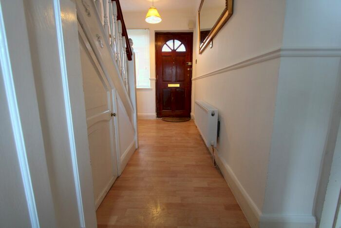 3 Bedroom Flat To Rent In Helder St, South Croydon, CR2