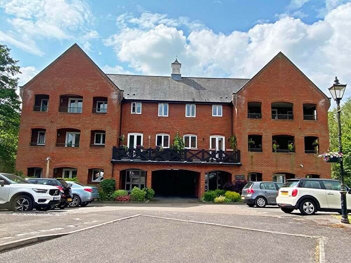 2 Bedroom Flat For Sale In Silk Lane, Twyford, Reading, RG10
