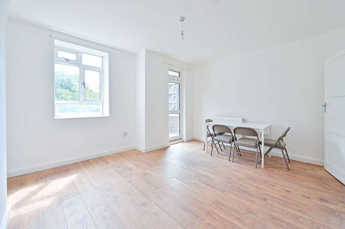 2 Bedroom Flat To Rent In Barlow Street, Elephant And Castle, London, SE17