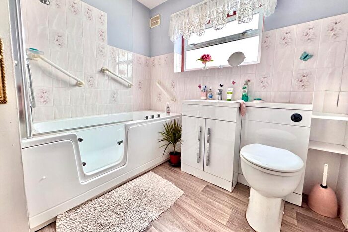 2 Bedroom Detached Bungalow For Sale In Corfe Castle, BH20 - Photo 9