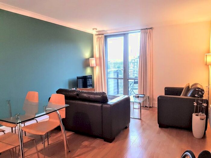 2 Bedroom Flat To Rent In East Street, Leeds, Uk, LS9