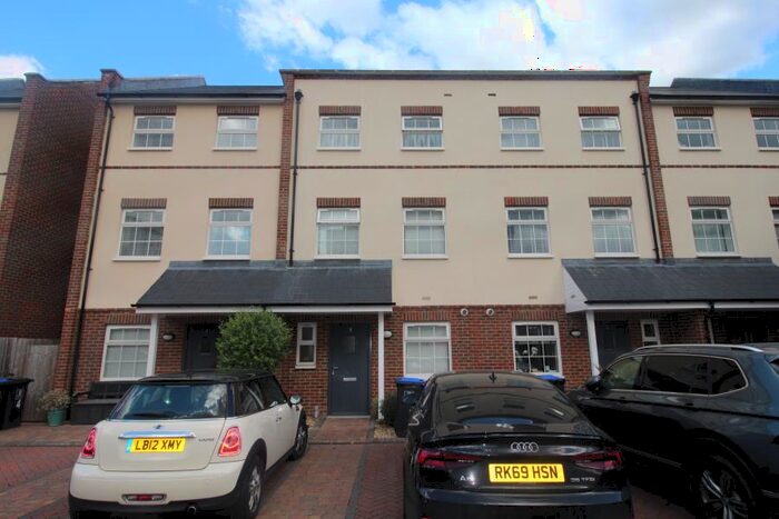 4 Bedroom Town House To Rent In Woking, GU22