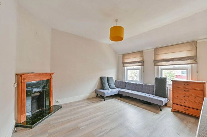 2 Bedroom Flat To Rent In Oakmead Road, Balham, London, SW12