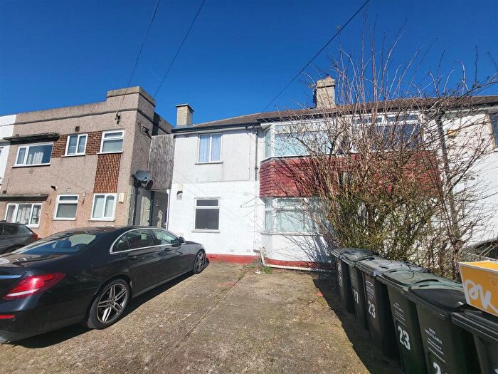 2 Bedroom Flat To Rent In Shirley Close, Dartford, DA1