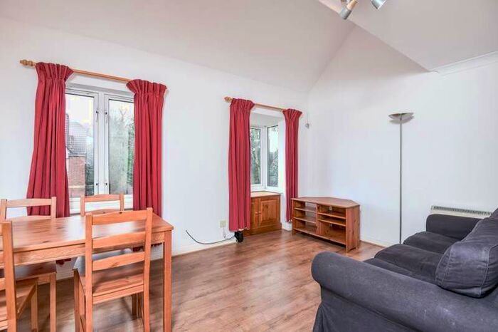 2 Bedroom Maisonette Flat To Rent In Dorset Mews, Finchley Central, N3