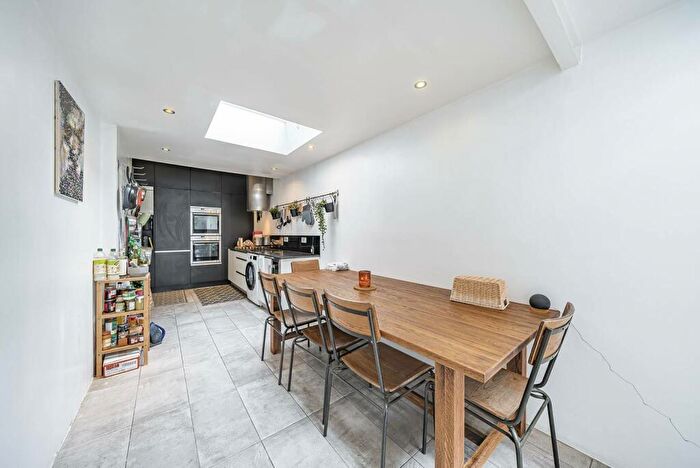 3 Bedroom Flat To Rent In Gervase Street, Southwark, London, SE15