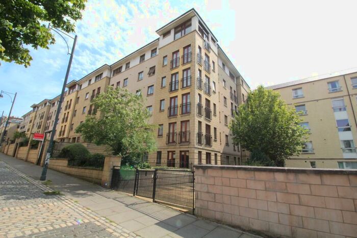 3 Bedroom Flat To Rent In High Riggs, Edinburgh, EH3