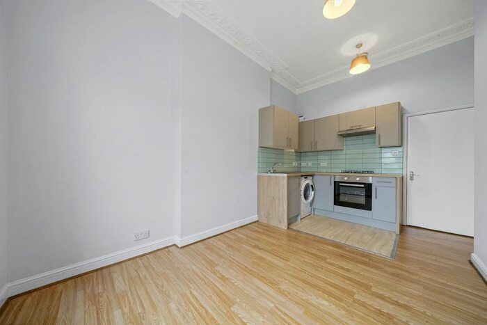 2 Bedroom Flat To Rent In A Uxbridge Road, London, W12