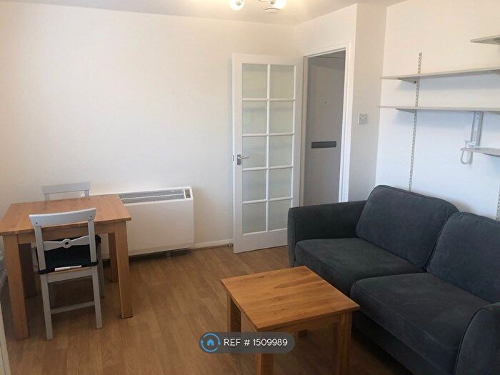 1 Bedroom Flat To Rent In Waddington Close, Enfield, EN1