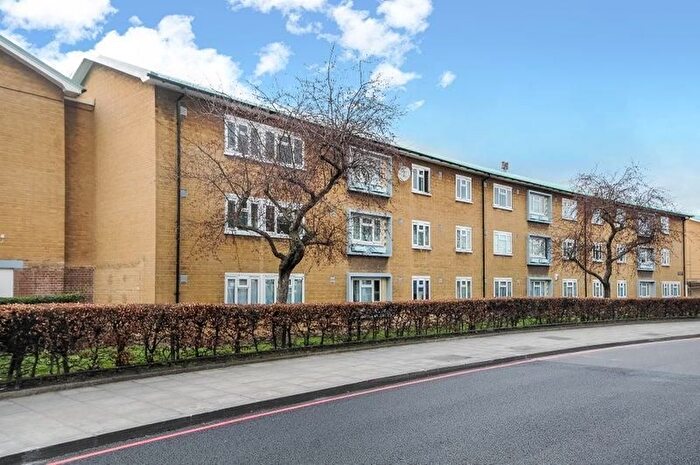 3 Bedroom Flat To Rent In Bromley Road, London, SE6