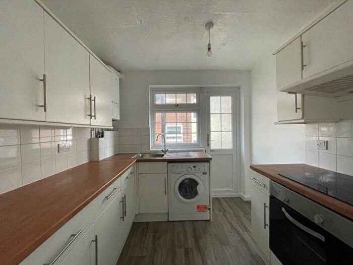 1 Bedroom Flat To Rent In Lyndhurst Court, London, E18