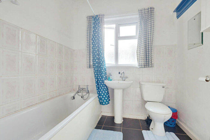 3 Bedroom Terraced House For Sale In Fairfax Drive, Westcliff-on-sea, SS0