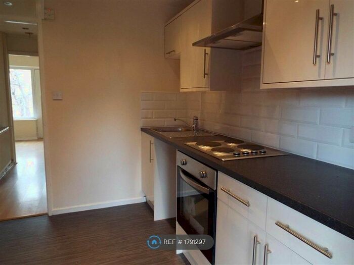 1 Bedroom Flat To Rent In Summerseat Close, Salford, M5